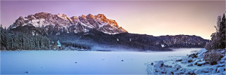  Panoramabild winterliches Zugspitz Masiv mit Eibsee