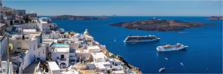  Panoramabild Kreuzfahrtschiffe auf Santorini Griechenland