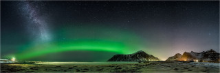  Panoramabild Milchstrasse und Polarlicht Lofoten Norwegen