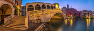  Panoramabild morgens an der Rialto Brücke Venedig