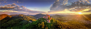  Panoramafoto Burg Trifels im Sonnenuntergang
