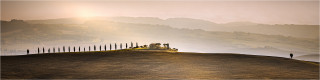  Panoramabild Bauernhaus der Toskana im Morgenlicht