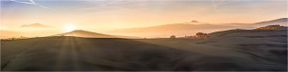  Panoramabild Sonnenaufgang in der herbstlichen Toskana