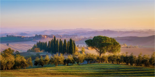  Panoramabild Morgendämmerung in der Toskana