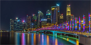  Panoramabild nächtliche Skyline Singapur