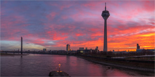  Panoramabild Sonnenuntergang am Rhein Düsseldorf