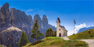  Panoramabild Kapelle  Val Gardena Pass Dolomiten