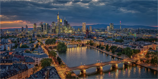  Panoramabild  Frankfurt/Main Skyline am Abend