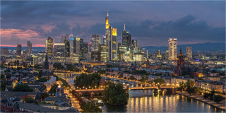  Panoramabild Die Frankfurter Skyline am Abend